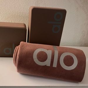 alo grounded no-slip towel